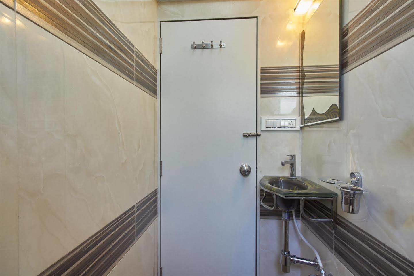מומביי Oyo 28893 Hotel Gulf מראה חיצוני תמונה