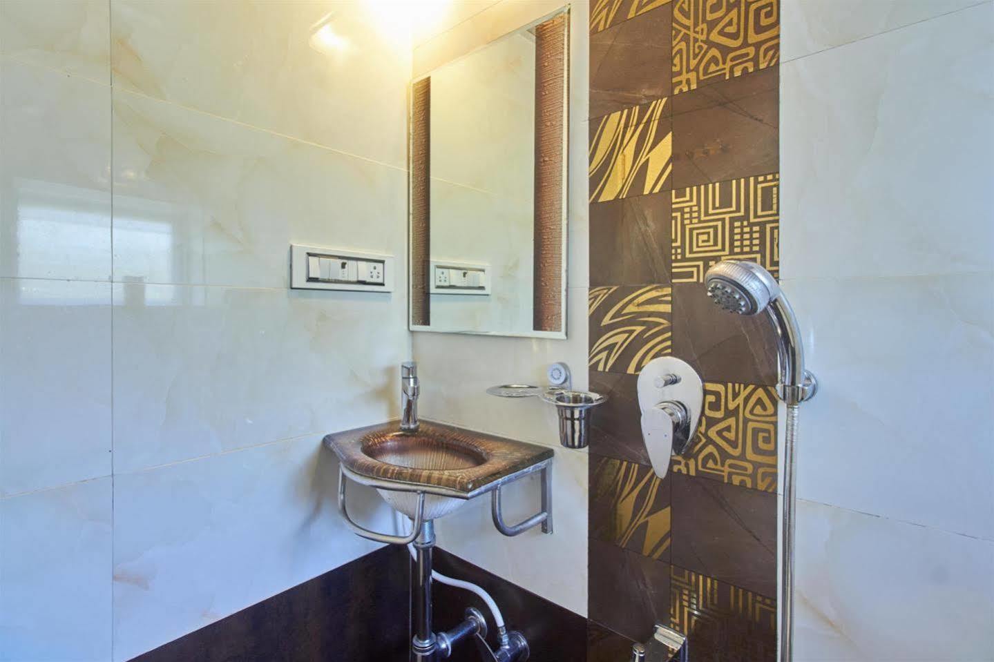 מומביי Oyo 28893 Hotel Gulf מראה חיצוני תמונה